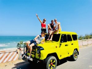 Tour Xe Jeep Mũi Né Có Phù Hợp Với Người Đi Một Mình Không?