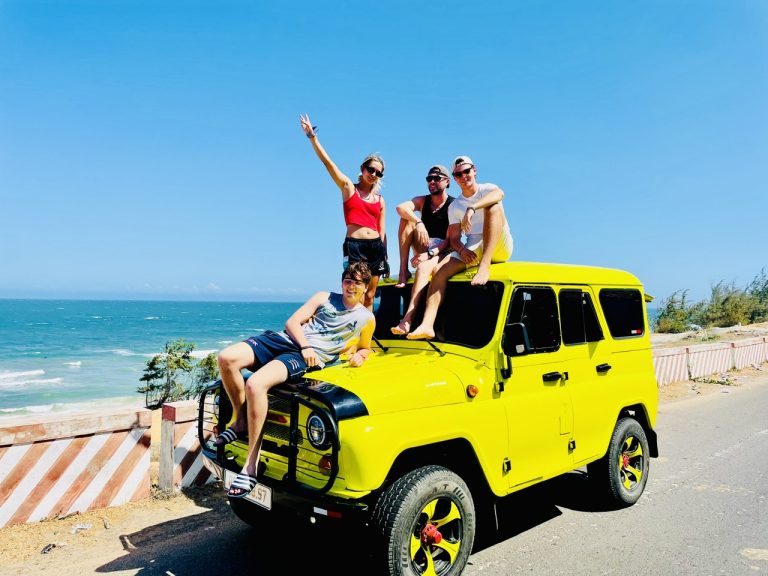 Tour Xe Jeep Mũi Né Có Phù Hợp Với Người Đi Một Mình Không?