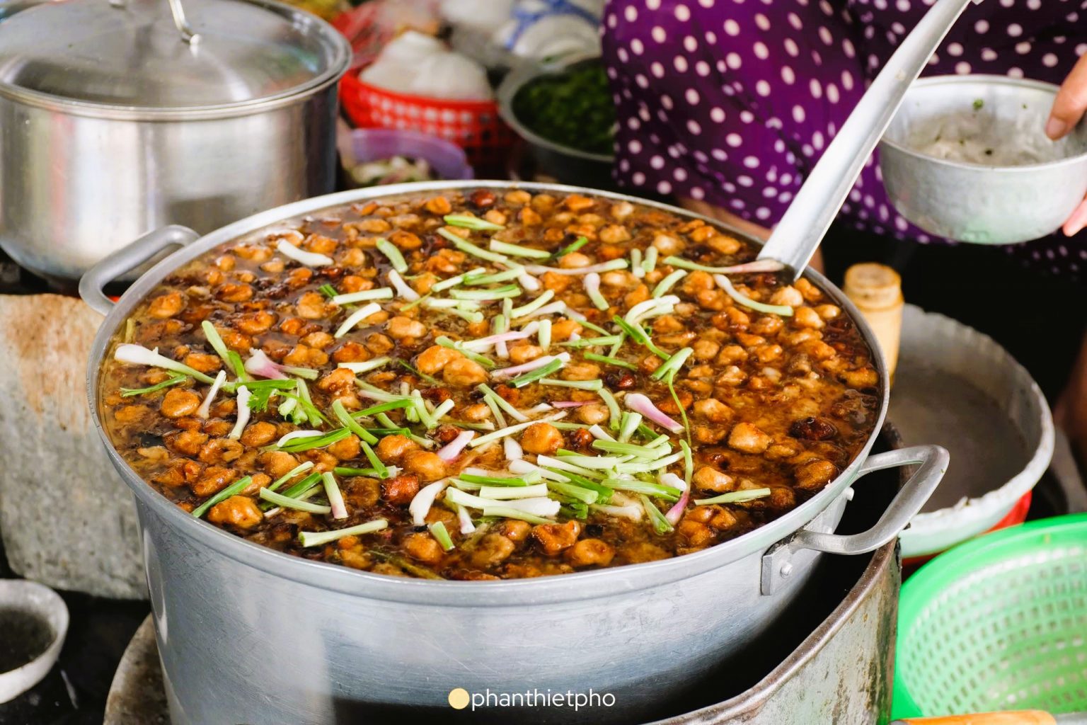 Một nồi bánh canh chả cá thật hấp dẫn/ Ảnh: Phanthietpho