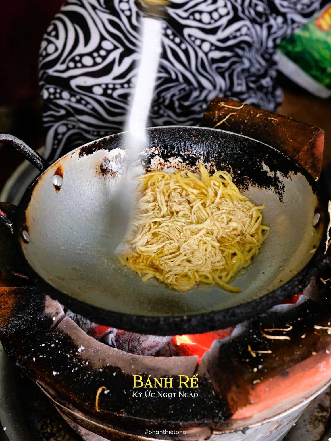 Chiên bánh rế/ Ảnh: Phanthietpho