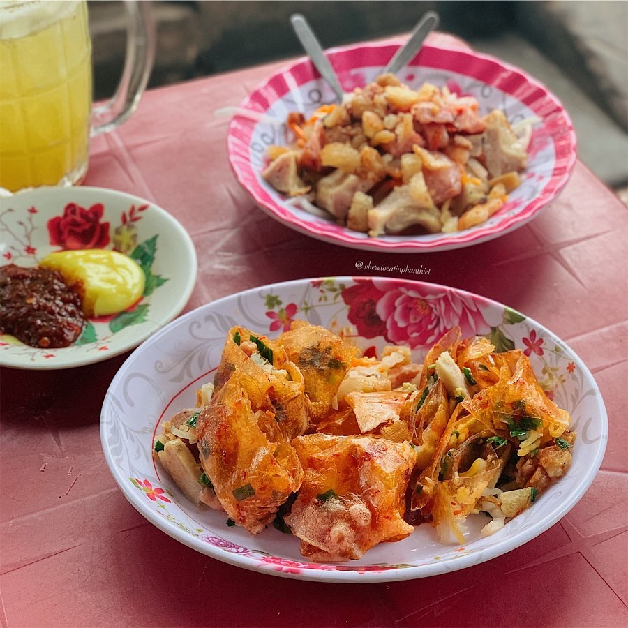 Bánh tráng mắm ruốc cuốn dẻo/Ảnh:@wheretoeat.inphanthiet