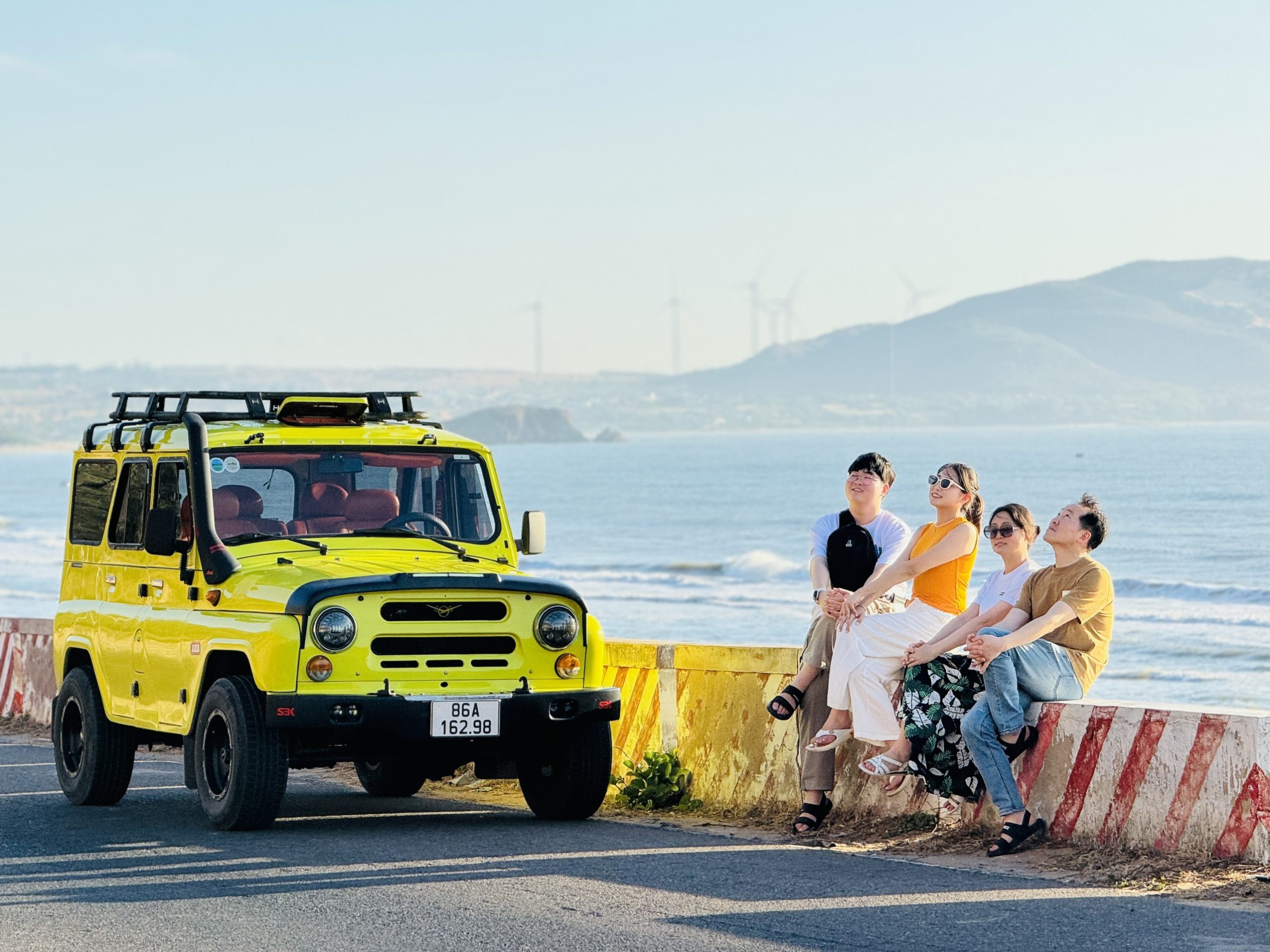 xe jeep bên cung đường biển hòn rơm