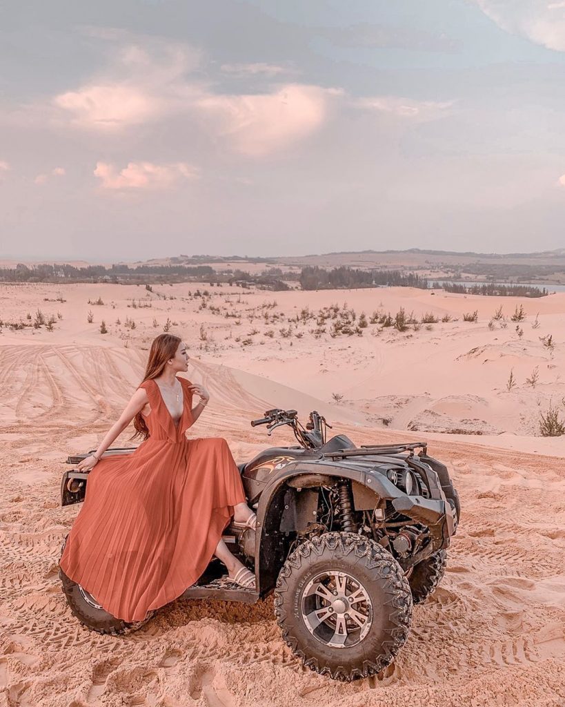 xe moto ATV trên đồi cát