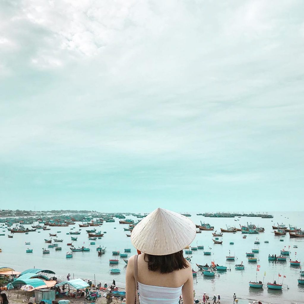 Du khách chụp ảnh bên làng chài Mũi Né