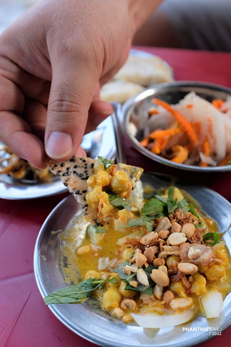 Răng mực xào lăn ăn với bánh tráng nướng.
