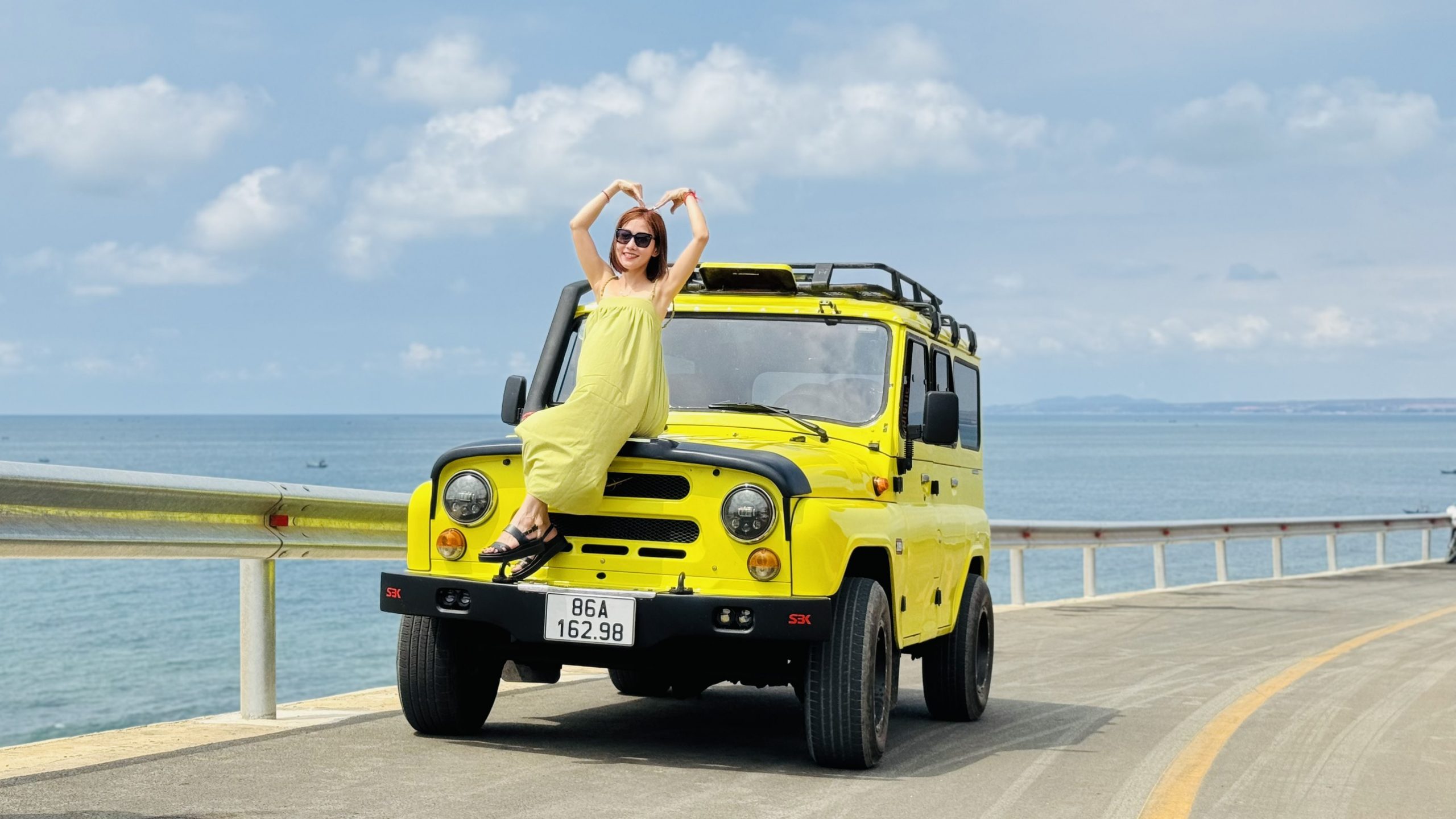 Du khách chụp cùng xe jeep bên dốc hoàng hôn
