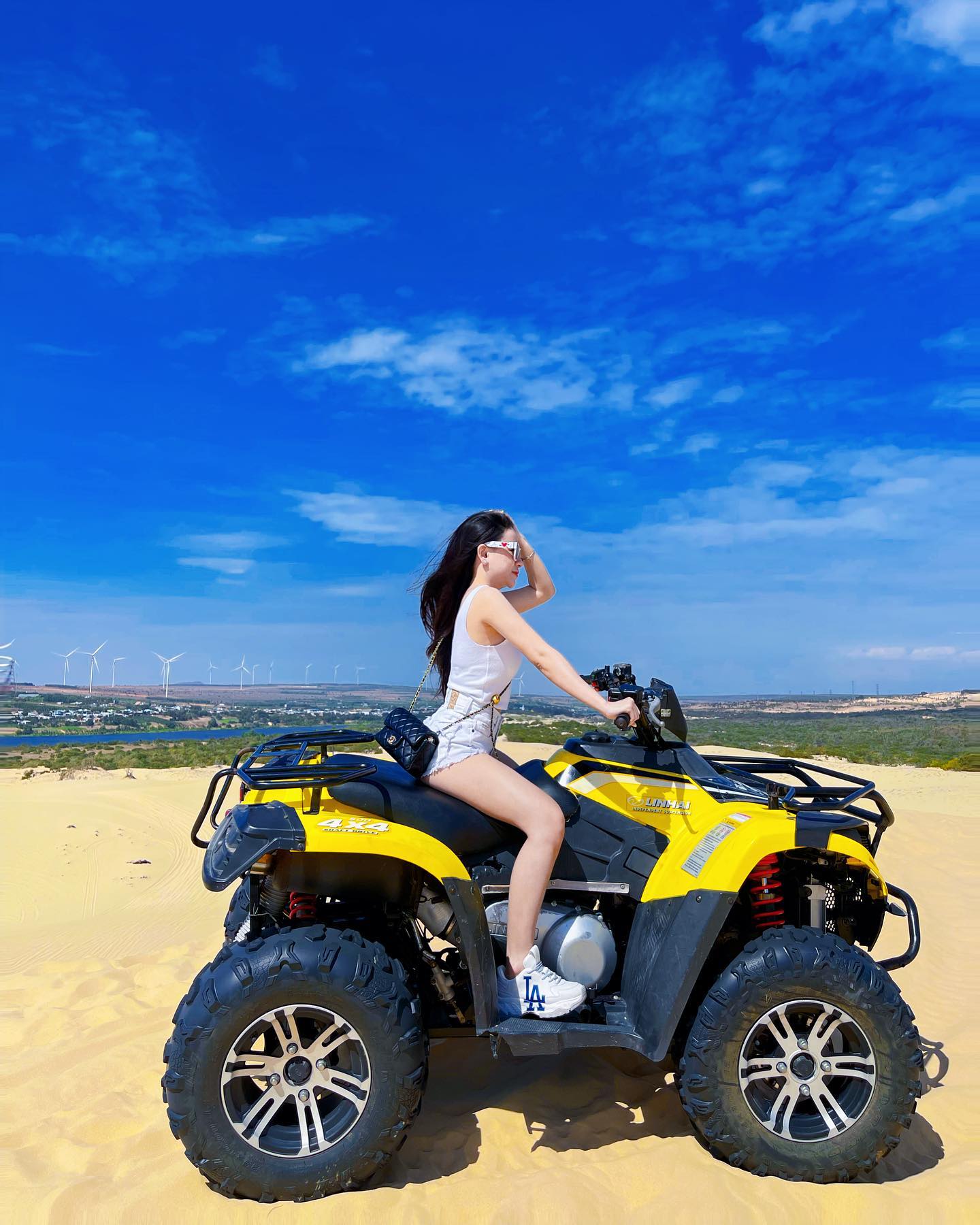 Xe moto ATV trên đồi cát trắng
